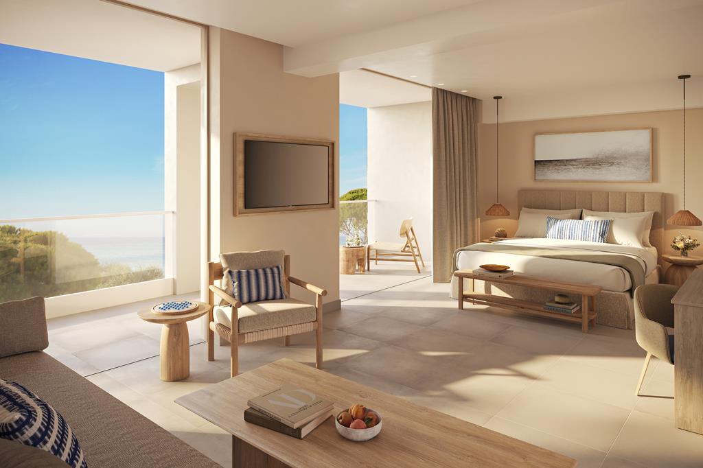 Ruime hotelsuite met zeezicht en modern interieur